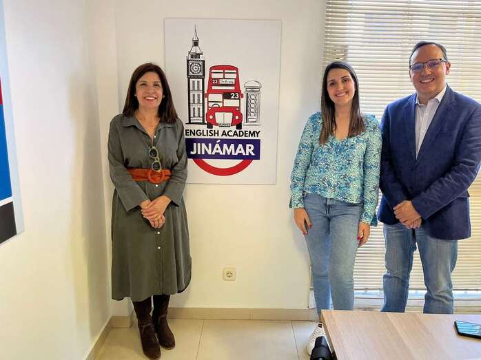 La alcaldesa Carmen Hernández (i), durante la visita / TA